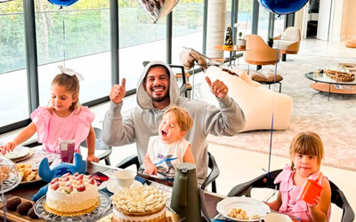 Zé Felipe celebra 28 anos na companhia dos três filhos e ganha homenagens dos pais