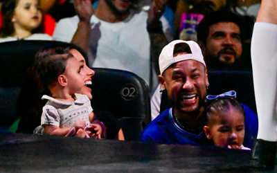 Neymar fecha sessão de circo para amigos e família em Santos e causa tumulto na saída