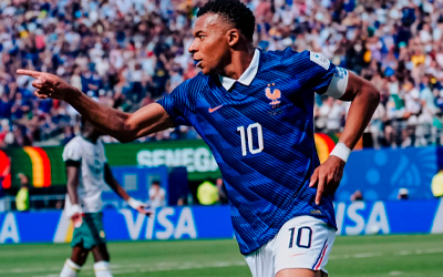 Na disputa pela artilharia da Copa, Mbappé se rende a Messi: “O melhor do mundo”
