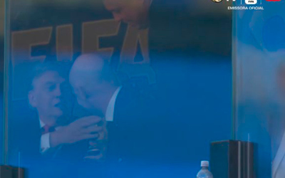 Ronaldo leva troféu da Copa do Mundo para Donald Trump durante final