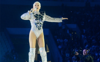 Xuxa comenta repercussão da turnê e ironiza críticas ao figurino: “Último voo da virilha”
